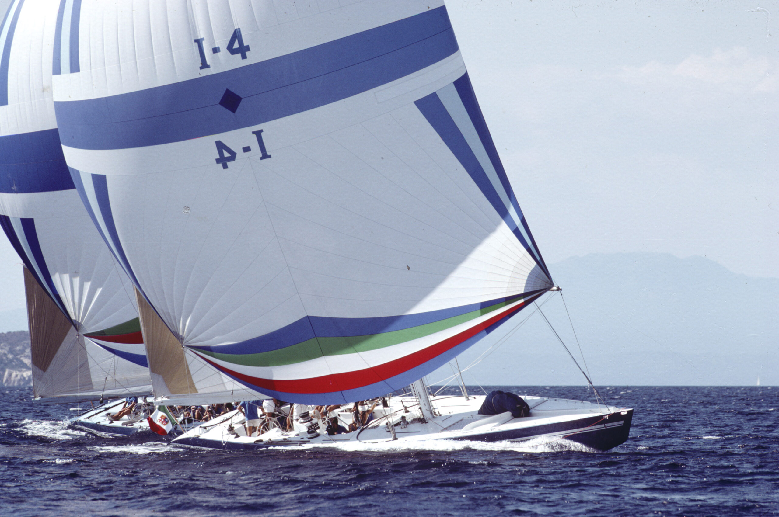 Prima sfida italiana all’America’s Cup. Racconti, ragioni, retroscena, segreti. Ne parlano i protagonisti e nostri ospiti di eccezione: Francesca Lodigiani, Guido Cavalazzi, Mauro Pelaschier e Andrea Vallicelli: L'INTRAMONTABILE LEGGENDA DI AZZURRA 83